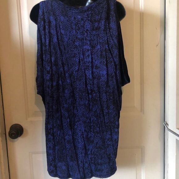 a.n.a. sleeveless top w draping arm - Picture 5 of 6